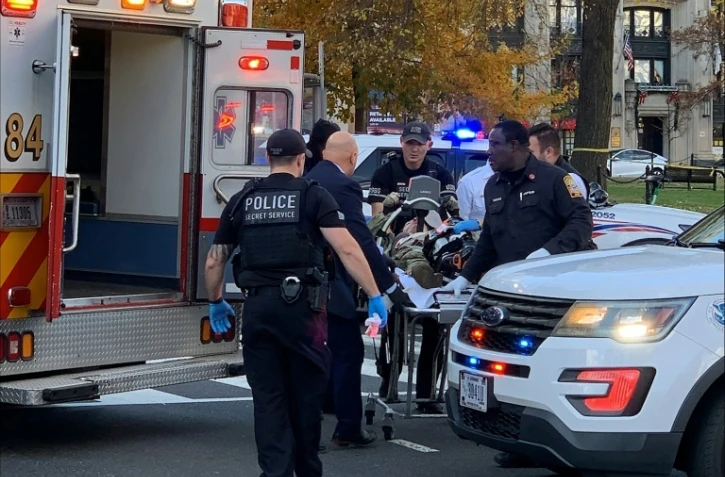 Un homme en treillis militaire sur un brancard, le 26 novembre 2025 à Washington