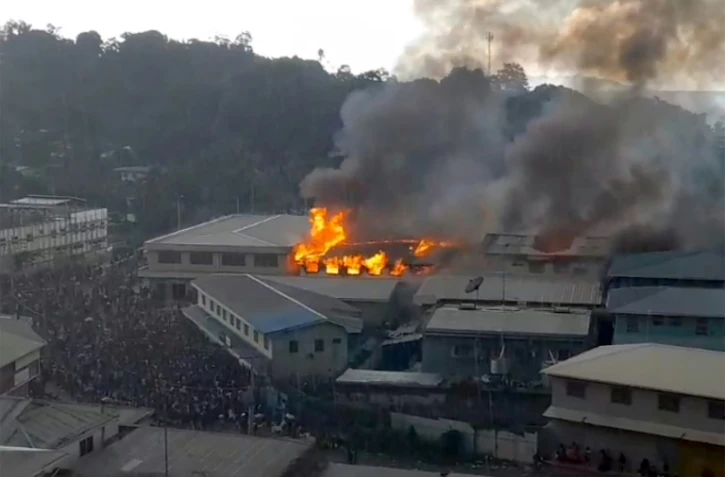 Image d'une video de ZFM radio, montrant une partie du quartier chinois en feu à Honaria aux îles Salomon après des émeutes le 25 novembre 2021
