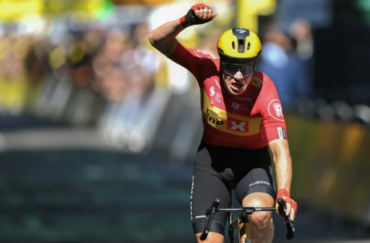 Jonas Abrahamsen lève le poing à l'arrivée de la 11e étape du Tour de France, le 16 juillet 2025 à Toulouse