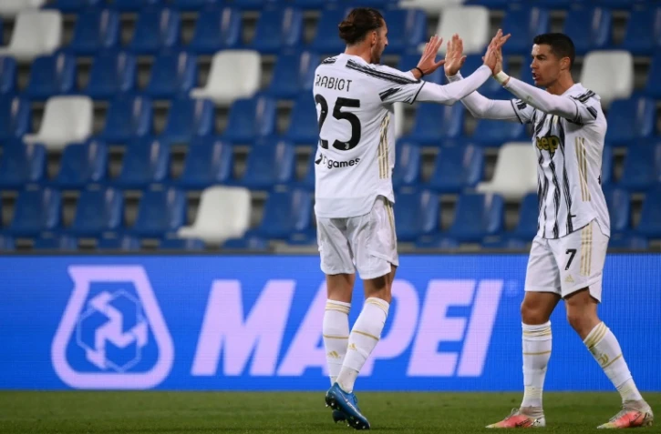 La Juventus, portée par Adrien Rabiot et Cristiano Ronaldo, tous deux buteurs contre Sassuolo le 12 mai 2021 à Reggio Emilia, lutte pour accéder à la prochaine C1