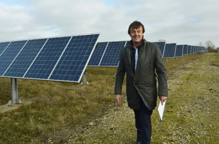 Le ministre de la Transition écologique et solidaire Nicolas Hulot visite une centrale solaire à Allonnes, dans la Sarthe, le 8 janvier 2018