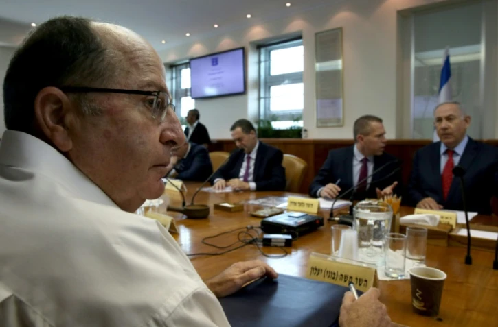 Le ministre de la Défense israëlien Moshé Yaalon (g) lors de la réunion hebdomadaire du cabinet ministériel dirigé par Benjamin Netanyahu (d) à Jérusalem le 10 avril 2016