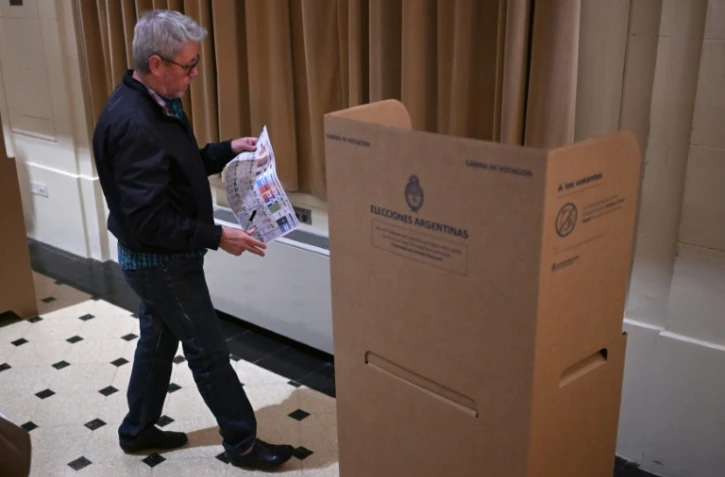 Un électeur vote aux législatives de mi-mandat en Argentine, le 26 octobre 2025 à Buenos Aires