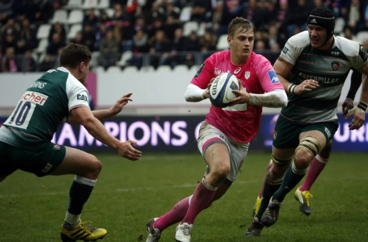 L'ouvreur du Stade Français Jules Plisson ballon en main face aux joueurs du Leicester, le 24 janvier 2016 à Jean-Bouin