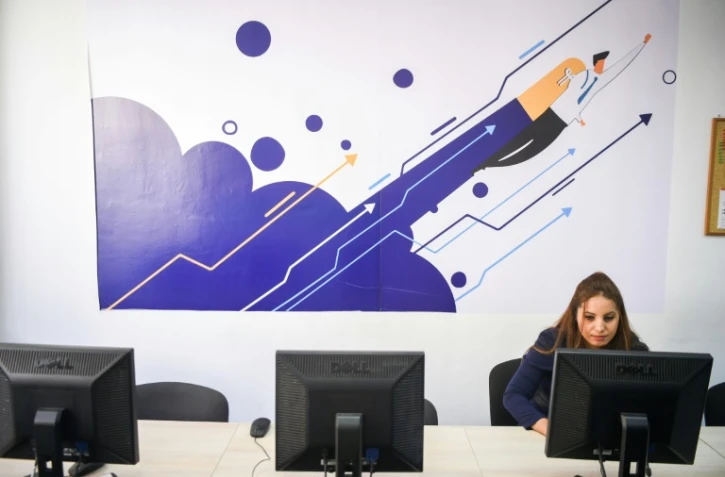 Une employée de l'entreprise bulgare Humans in the loop, créée par la Bulgare Iva Gumnishka et qui confie des missions aux étrangers exclus du marché du travail, à Sofia le 15 décembre 2019