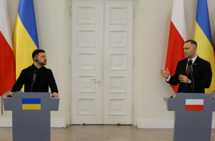 Le président polonais Karol Nawrocki (d.) et le président ukrainien Volodymyr Zelensky s'adressent à la presse lors d'une conférence de presse conjointe au Palais présidentiel de Varsovie, en Pologne, le 19 décembre 2025