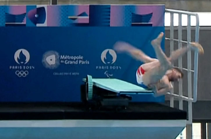 Image de la chute du plongeur Alexis Jandard, lors d'une démonstration à l'occasion de  l'inauguration du Centre aquatique des JO, le 4 avril 2024 à Saint-Denis
