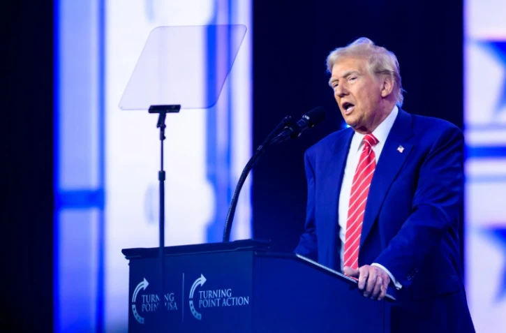 Donald Trump s'exprime sur scène lors de la conférence AmericaFest de l'organisation conservatrice Turning Point, à Phoenix (Arizona), le 22 décembre 2024