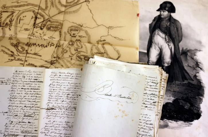 Le manuscrit dicté et annoté par Napoléon, ainsi qu'un plan de bataille dessiné par un général fidèle à l'empereur, exposés dans une galerie parisienne, le 25 janvier 2021