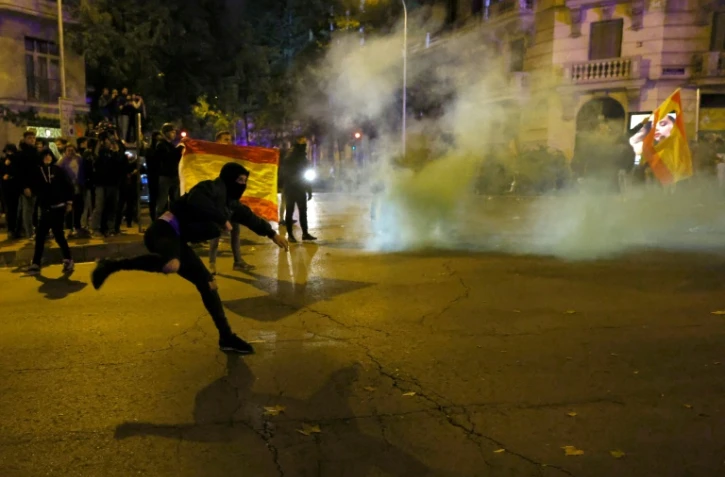 Des manifestants affrontent des membres des forces de police lors d'un rassemblement organisé par des mouvements d'extrême droite et de droite près du siège du Parti socialiste espagnol (PSOE) à Madrid, le 11 novembre 2023