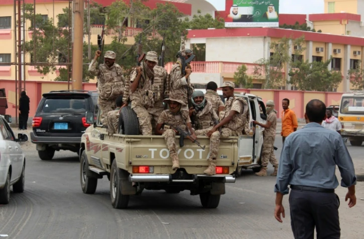 Des forces loyalistes yéménites patrouillent dans la ville d'Aden, le 30 mars 2016 