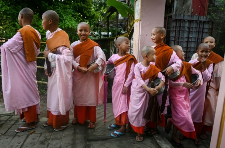 Quelques unes des 66 filles accueillies par le couvent boudhiste de Mingalar Thaikti, le 19 octobre 2019