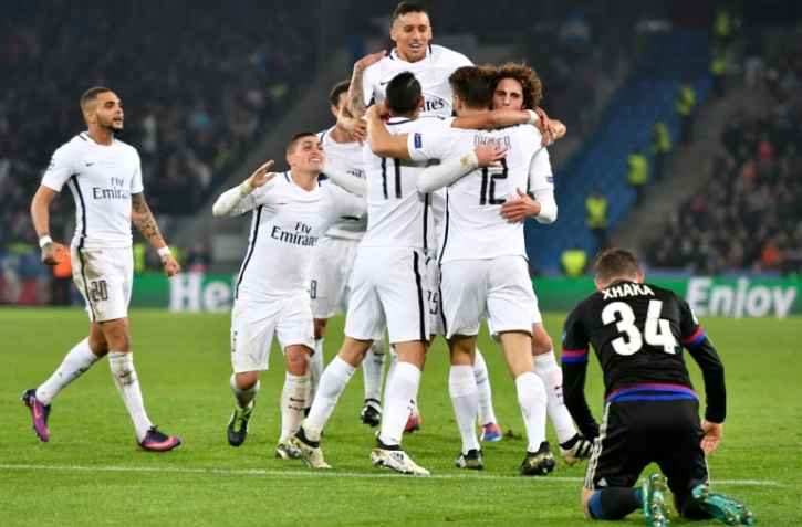 Thomas Meunier, buteur à Bâle en Ligue des champions, est félicité par ses coéquipiers du PSG, le 1er novembre 2016