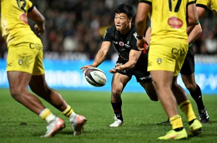 Le demi de mêlée japonais de Toulouse Naoto Saito (c.) passe le ballon lors du match de Top 14 contre La Rochelle, à Toulouse, le 15 septembre 2024