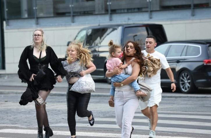 Des personnes fuient un centre commercial de Copenhague où plusieurs victimes ont été touchées par des tirs, le 3 juillet 2022