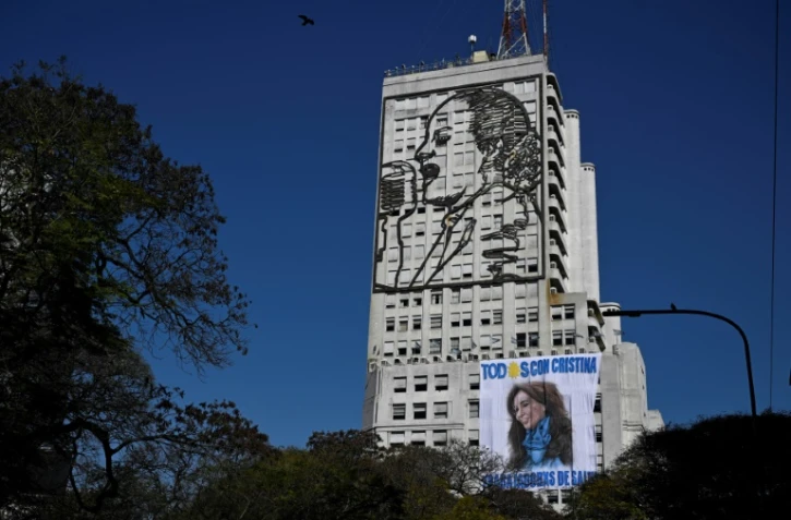 Le portrait de la vice-présidente Cristina Kirchner sur la façade d'un ministère après sa tentative d'assassinat, à Buenos Aires le 3 septembre 2022