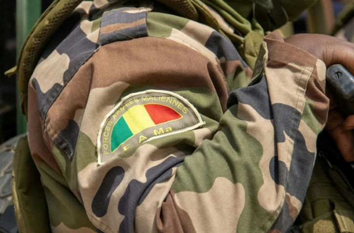 Photo montrant le logo des Forces armées maliennes (FAMA) lors d'une rencontre entre des membres de l'association Tamouzok ("vivre ensemble") et les autorités maliennes à Bamako, le 15 février 2025.