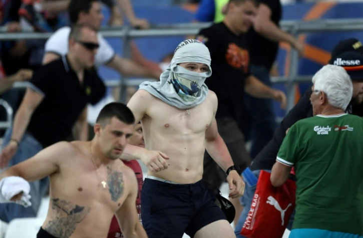 Des gens quittent le Stade Velodrome de Marseille après des heurts entre supporteurs russes et anglais le 11 juin 2016