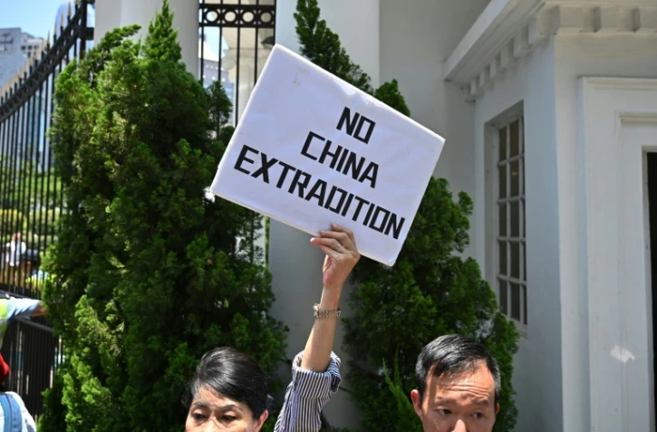 Des opposants au projet de loi sur les extraditions manifestent devant le siège du gouvernement de Hong Kong, le 15 juin 2019