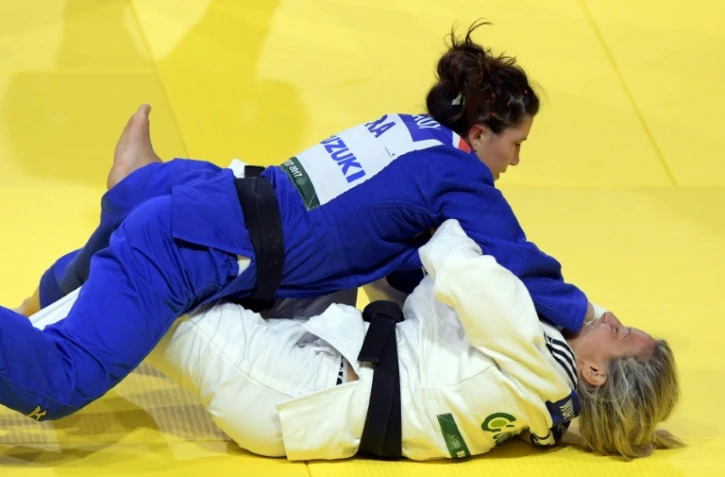 La Française Hélène Receveaux (bleu) face à la Portugaise Telma Monteiro lors du combat pour le bronze, catégorie -57 kg, aux Mondiaux de judo, le 30 août 2017 à Budapest  
