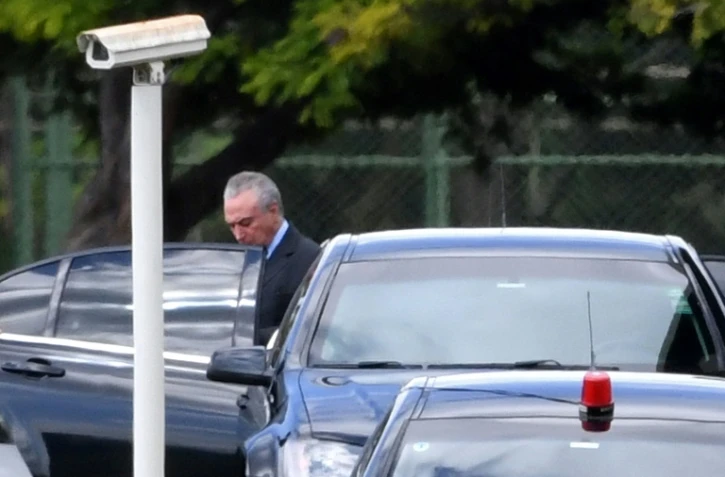 Le président brésilien Michel Temer quitte la résidence officielle du Palais Jaburu vers le palais Planalto à Brasilia, le 19 mai 2017