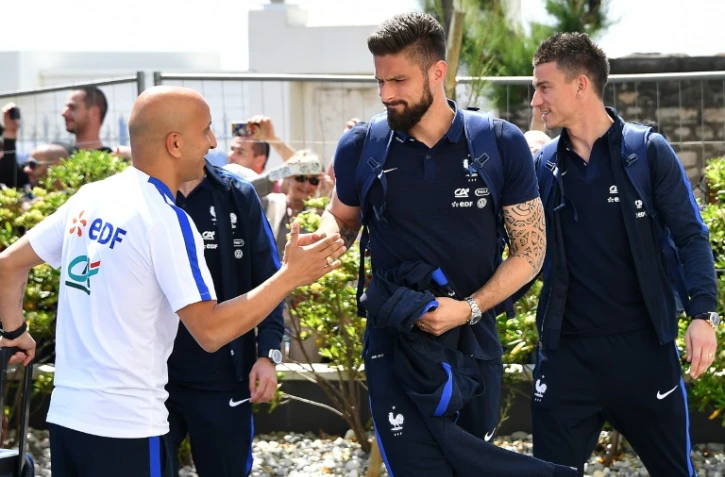 Les Bleus d'Arsenal Olivier Giroud et Laurent Koscielny, le 17 mai 2016 à Biarritz lors de leur arrivée à l'hotel de l'equipe de France