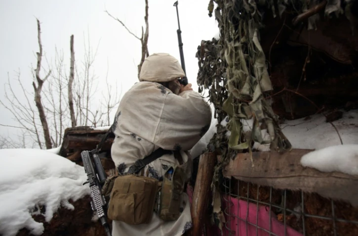 Un soldat ukranien sur la ligne de front avec les séparatistes pro-russes, le 2 février 2022 à Avdiivka, dans la région de Donetsk