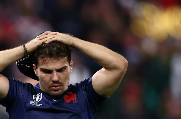 Le demi de mêlée et capitaine de l'équipe de France, Antoine Dupont, après avoir perdu le quart de finale de la Coupe du monde de rugby 2023 contre l'Afrique du Sud, à Saint-Denis, le 15 octobre 2023
