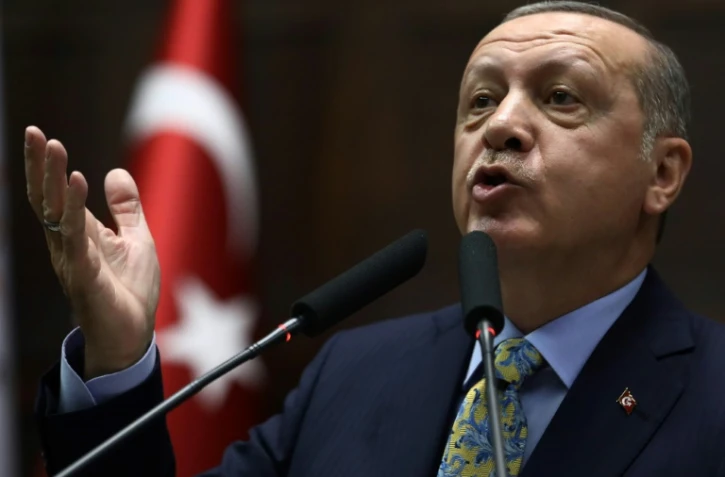 Le président turc Tayyip Erdogan s'exprime devant des membres de son parti (AKP) au Parlement à Ankara, le 16 octobre 2018