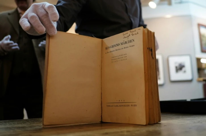 Une édition des contes de Grimm en allemand ayant appartenu à Anne Frank et à sa soeur Margot, à Swann Auction Galleries, à New York, le 16 mars 2016