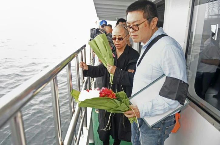 Liu Xia (g), veuve du prix Nobel de la paix chinois Liu Xiaobo, au large de Dalian, le 15 juillet 2017