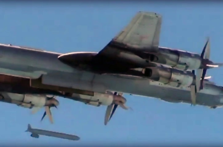 Capture d'écran publiée le 19 novembre 2015 sur le compte Facebook du ministère russe de la Défense, montrant un bombardier Tupolev Tu-95 larguant un missile de croisière lors de frappes aériennes sur la Syrie