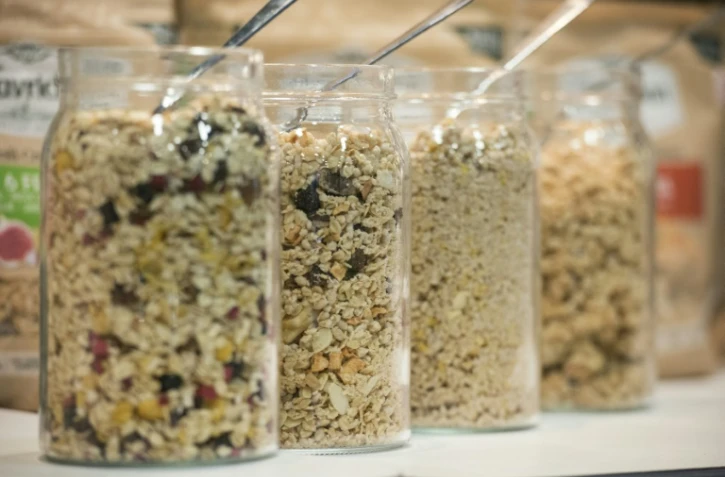 L'ONG Générations Futures pointe la présence de résidus de pesticides dans des mueslis aux fruits non bio, qui appartiennent à de grandes marques (Kellogg's, Nestlé, Jordans...) ou des marques de distributeurs (Auchan, Leclerc, Carrefour...).