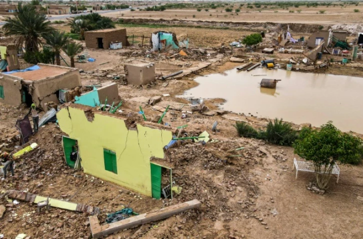 Photo prise le 19 août 2022 montrant des maisons détruites par des inondations dans le village de Makaylab, dans l'Etat du Nil, dans le nord-est du Soudan