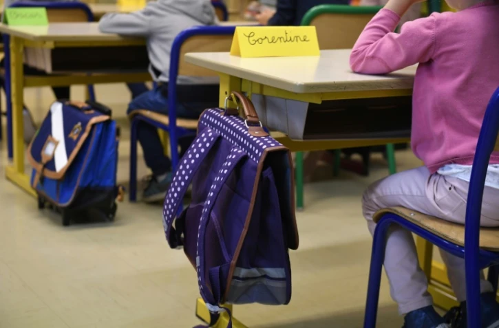 Plus de 43% des communes ont choisi de revenir à la semaine de quatre jours dans les écoles publiques, après la décision du gouvernement d'assouplir les rythmes scolaires, a indiqué lundi l'Association des maires de France (AMF).