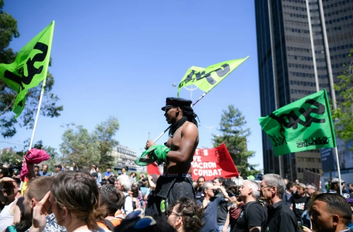 Des cheminotes de Sud-Rail opposés à la réforme de la SNCF ont brièvement perturbé la gare Montparnasse avant d'en être expulsés par des CRS, le 7 mai 2018