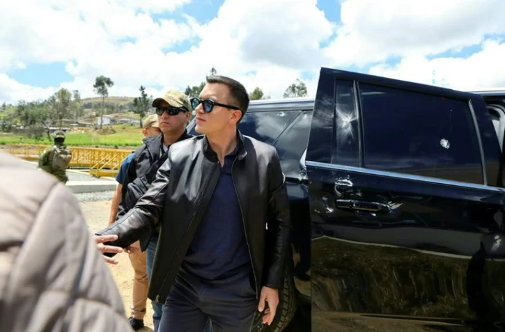 Photo diffusée par la présidence équatorienne montrant le président équatorien Daniel Noboa devant un véhicule de son cortège qui a subi une attaque de manifestants à Cañar, en Equateur, le 7 octobre 2025