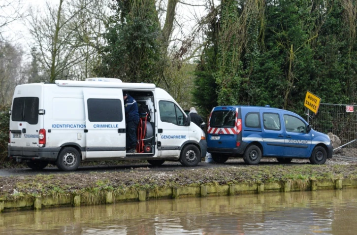 Les gendarmes enquêtent sur les lieux où le corps du garçonnet a été découvert le 6 février 2017 à Aire-sur-la-Lys, à 20 km au sud de Saint-Omer