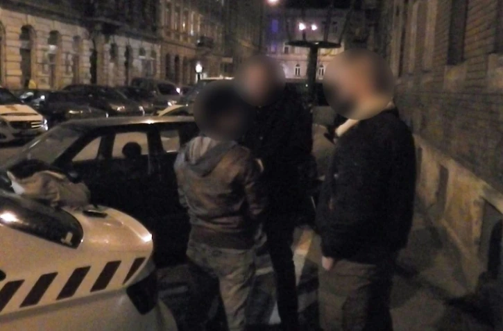 Photo diffusée par la police hongroise montrant l'arrestation du hacker portugais Rui Pinto, le 16 janvier 2019 à Budapest