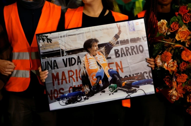 Des manifestants rassemblés pour rendre hommage à la retraitée Maricarmen Abascal, expulsée de son logement et décédée la veille, le 8 septembre 2026 à Madrid