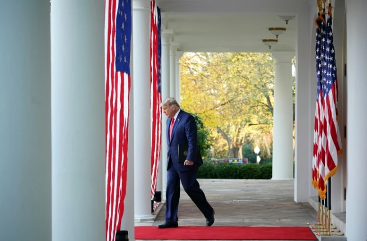 Donald Trump arrive dans les jardins de la Maison Blanche pour une déclaration sur le coronavirus le 13 novembre 2020