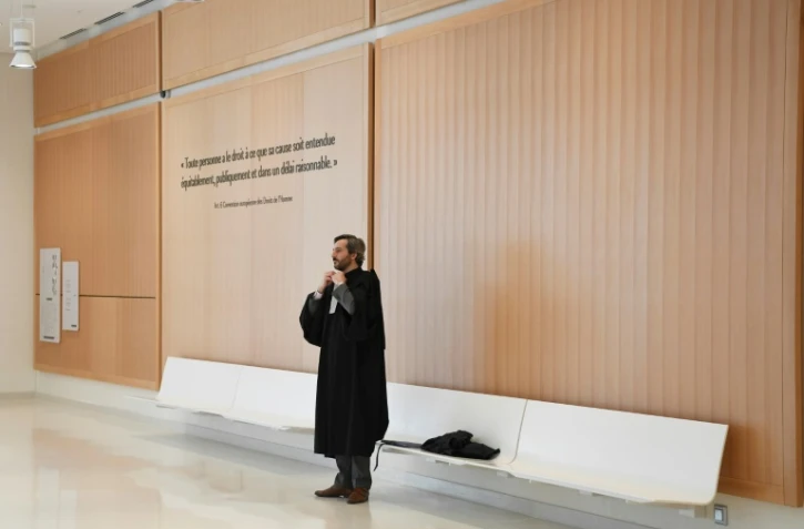 Un avocat se prépare avant une audience au nouveau palais de justice de Paris, qui ouvre ses portes ce lundi 16 avril dans le quartier des Batignolles