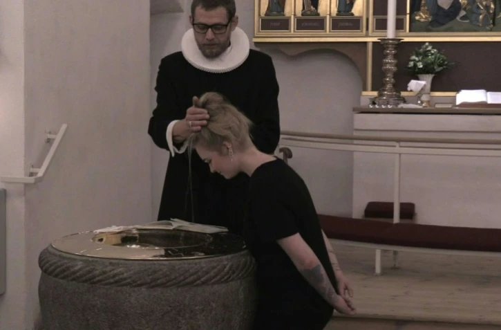 Capture d'écran d'une vidéo de l'AFPTV du baptême d'une danoise, tournée à Hvidore le 1er mars 2019
