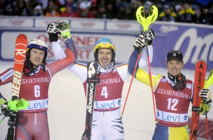 L'Allemand Felix Neureuther (c) pose sur le podium après sa victoire au slalom de Levi en Finlande, le 12 novembre 2017
