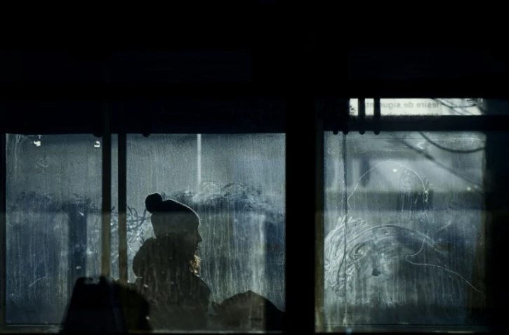 Des Ukrainiens attendent dans un bus de pouvoir traverser la frontière avec la Roumanie à Siret, le 18 mars 2022