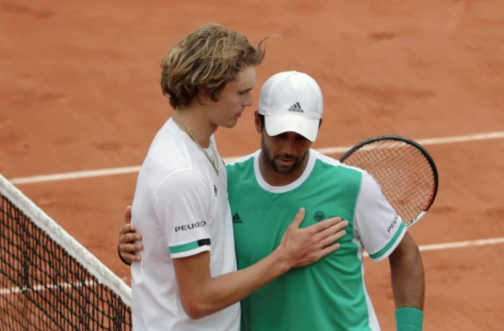 L'Allemand Alexander Zverev (g) et l'Espagnol Fernando Verdasco se congratulent après la victoire de l'Espagnol au 1er tour à Roland-Garros, le 30 mai 2017