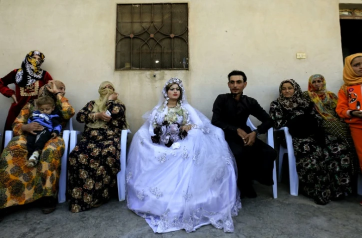 Ahmad (C-D) et son épouse Heba (C-G) durant leur mariage à Raqa, le 27 octobre 2017
