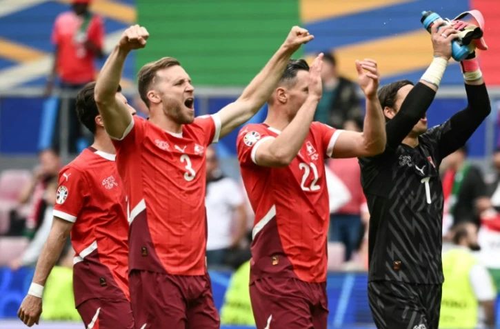 Les joueurs suisses célèbrent leur victoire 3-1 face à la Hongrie pour leur entrée en lice dans l'Euro-2024, le 15 juin 2024 à Cologne (Allemagne)