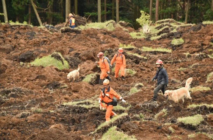 Les secours intensifent leurs efforts à la recherche de survivants dans le village de Minami-Aso emporté par un glissement de terrain, le 18 avril 2016