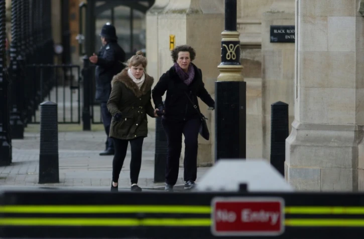Des anglais évacués du Parlement après une attaque terroriste qui a causé la mort d'au moins trois personnes à Londres, le 22 mars 2017